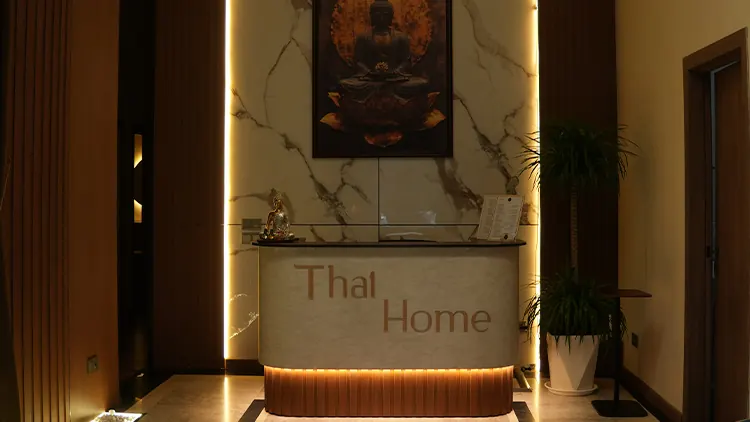 Ресепшн салона Thai Home с прайсом и статуей Будды